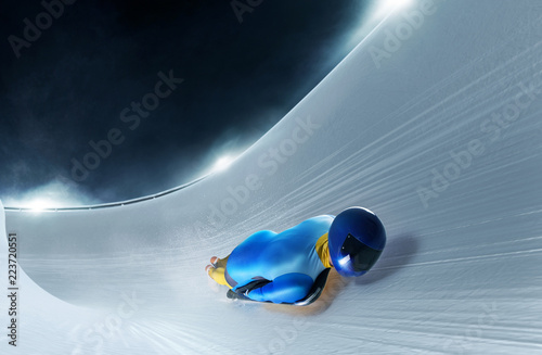 Dekoracja na wymiar  sport-szkieletowy-sportowiec-zjezdza-saniami-po-lodowym-torze-sporty-zimowe-bobsleje