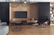 Pokój dzienny z telewizorem, zaprojektowany jako kompozycja czerni i jasnego drewna