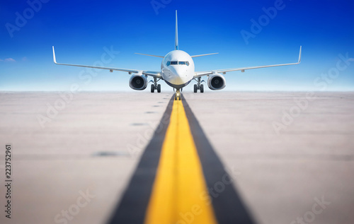 Cuadros en Lienzo modern aircraft on a runway