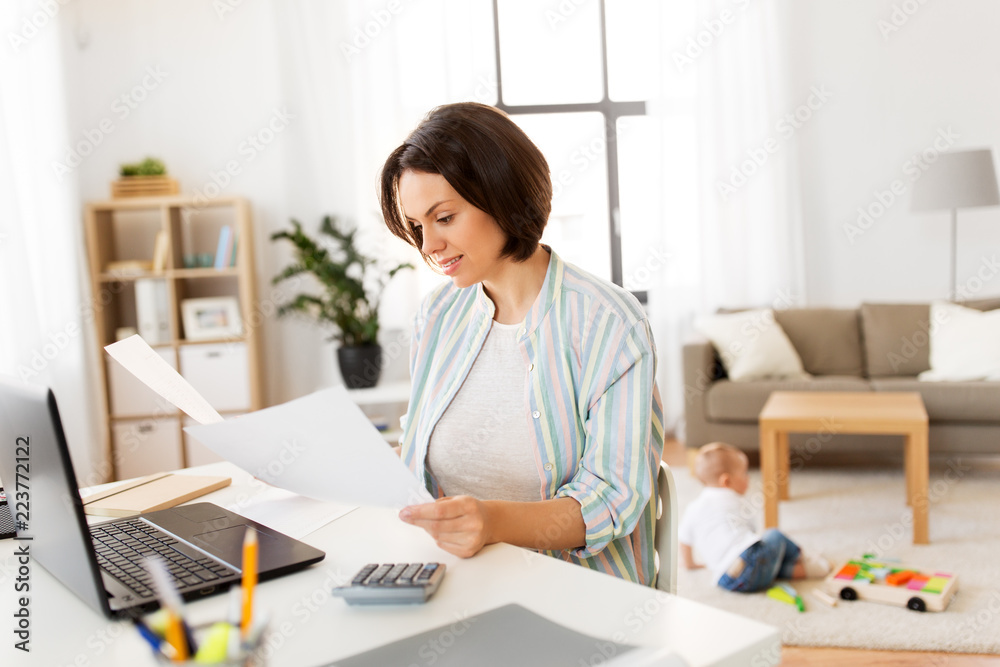 Stock-Foto „multi-tasking, freelance and motherhood concept - mother ...