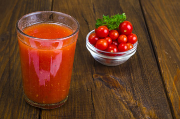 Canvas Print - Natural freshly squeezed tomato juice in glass