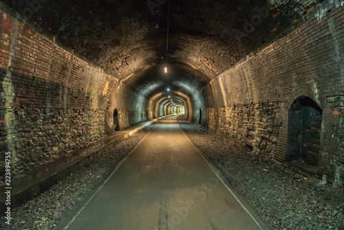 Foto Walking through the Headstone Tunnel, near Monsal Head in the East Midlands, Der