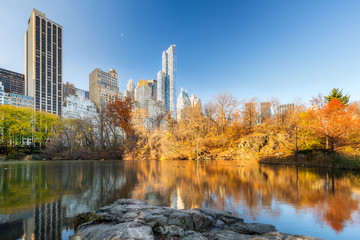 Fototapete - The pond in Central park in New York City at autumn day, USA