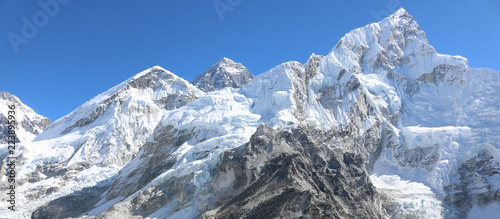 Dekoracja na wymiar  niesamowity-strzal-panoramiczny-widok-na-szczyty-nepalskich-himalajow-pokryte-bialym-sniegiem-przyciagaja-wielu-wspinaczy-niektorzy-z-nich-sa-bardzo-doswiadczonymi-alpinistami