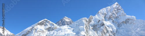 Plakaty Mount Everest  niesamowity-strzal-panoramiczny-widok-na-szczyty-nepalskich-himalajow-pokryte-bialym-sniegiem-przyciagaja-wielu-wspinaczy-niektorzy-z-nich-sa-bardzo-doswiadczonymi-alpinistami