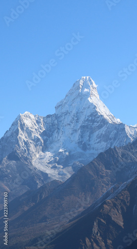 Plakaty Mount Everest  niesamowity-i-wspanialy-widok-na-gore-ama-dablam-w-pasmie-mount-everest-kultowy-szczyt-trasy-trekkingowej-everest-wschodni-nepal