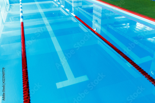 Zdjęcie XXL Zdjęcie z góry basenu z niebieskimi i białym, czerwonymi przekładkami
