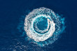 canvas print picture - Ein Motorboot formt einen Kreis aus Luftblasen auf dem blauen Meer