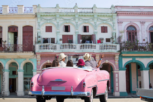 Dekoracja na wymiar  piekny-rozowy-zabytkowy-kabriolet-na-kubie-karaiby