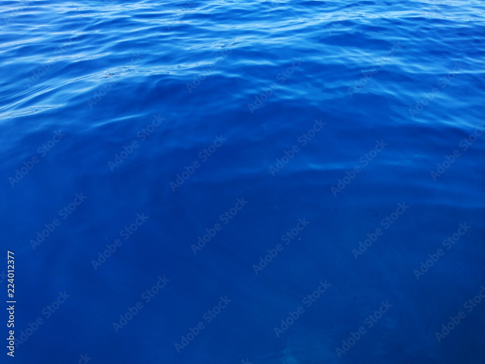 tło woda błękit, krystalicznie czysta woda z falami na powierzchni - obrazy, fototapety, plakaty 