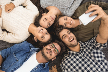 Wall Mural - Friends making a groupe selfie