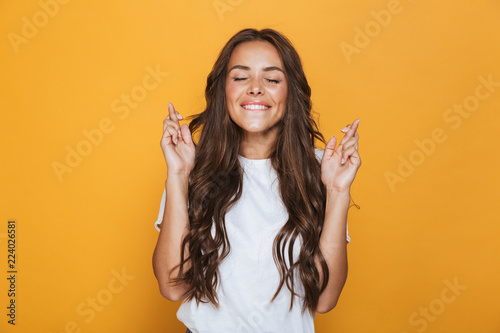 Fotografía Portrait of a happy young girl with long brunette hair