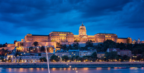 Wall Mural - Famous Royal Palace in Budapest in dusk