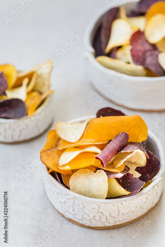 Fotografía Bowl of Healthy Snack from Vegetable Chips