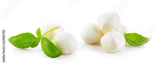 Fotografía mozzarella cheese balls and basil leaves
