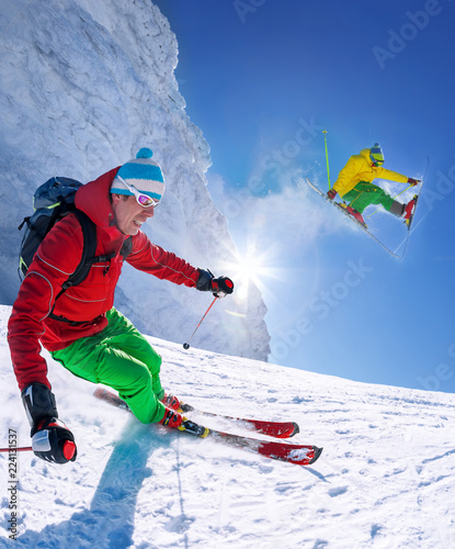 Dekoracja na wymiar  narciarz-na-nartach-w-wysokich-gorach-przeciw-blekitne-niebo