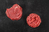 Fototapeta  - Burger siekany z wołowiny. Surowe mięso  na czarnym tle
