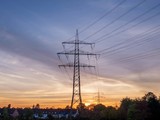Fototapeta Łazienka - Stromleitung nahe Wohngebiet bei Sonnenuntergang