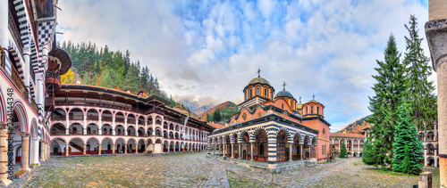 Fotografía Beautiful panoramic panorama of the Orthodox Rila Monastery, a famous tourist at