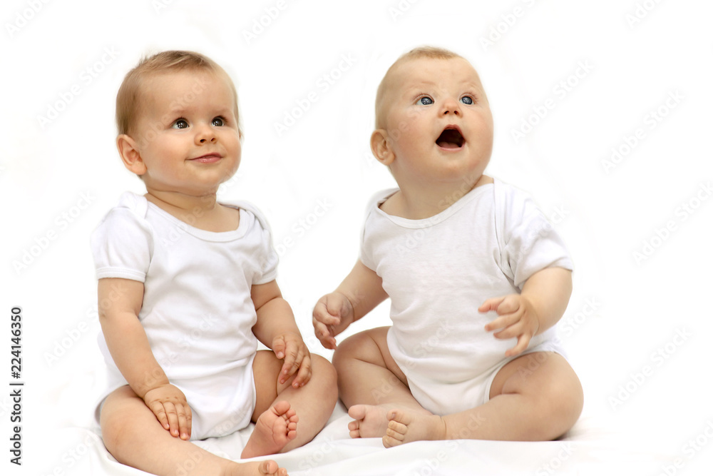 дети на Любопытные грудные дети на белом фоне. Stock Photo | Adobe Stock