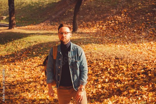Fotografia Attractive man enjoying n autumn park.