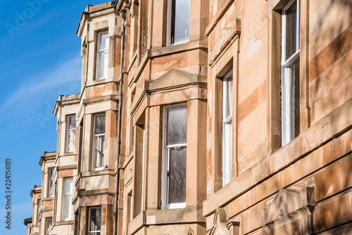 Fotografia, Obraz Detail of Traditional Scottish Town Houses in Edinburgh City Centre on a Clear W