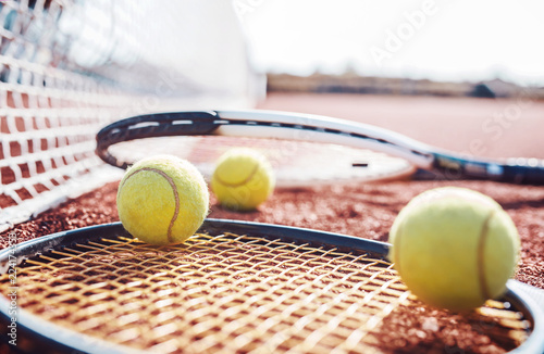Foto-Schiebegardine mit Schienensystem - Tennis ball with racket on the tennis court. Sport, recreation concept (von bobex73)