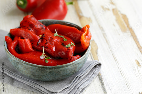 Fotografía red pepper grilled with herbs and spices