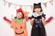 ハロウィンの仮装をする日本人の女の子と男の子