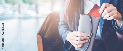 Fotografía Business women hand Using a credit card, she pulled the card out of her wallet