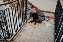 Frau Stürzt Auf Treppe
