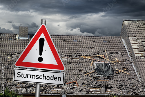 Fotomural Achtung Sturmschaden warnschild vor zerstörtem abgedecktem dach unwetter naturka