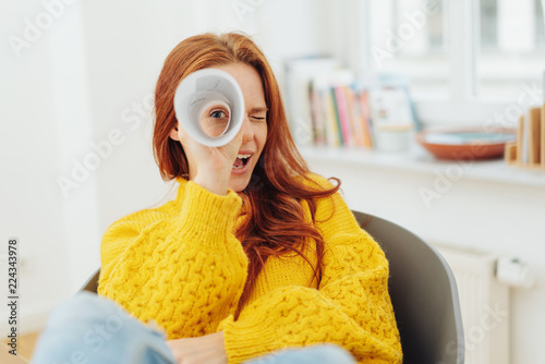 Cuadros en Lienzo redhead woman looking through paper telescope