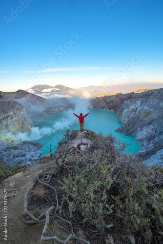 Fotografía Beautiful morning light view on crater Kawah Ijen at Bondowoso, Indonesia