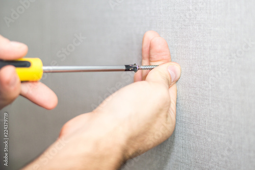 Fotografía A man hands with screwdriver and screw
