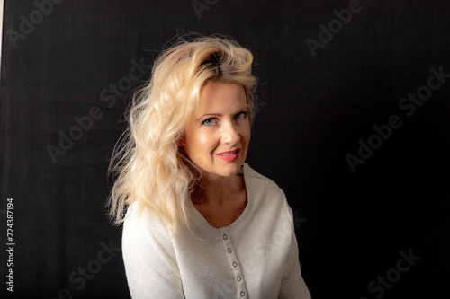 Fotografie, Tablou Rooty Blonde Medium Length Hairstyle