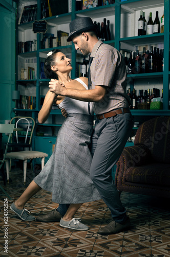 Fototapeta Swing  dwoje-kochankow-tanczy-styl-tango-w-kawiarni-vintage