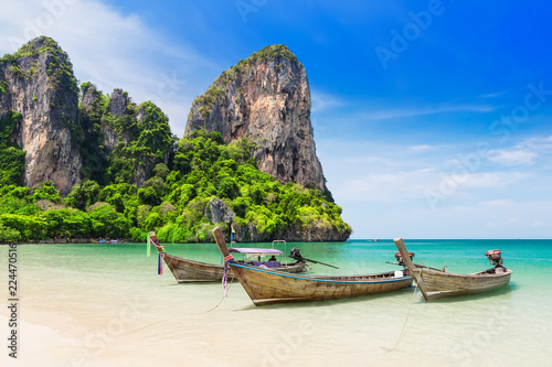Cuadros en Lienzo Thai traditional wooden longtail boat