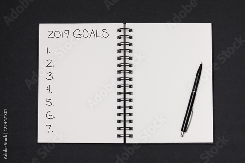 Fotografia Text 2019 goals on notepad with pen on black background, office desk