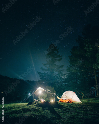 Fotografía Camping at Night 夜のキャンプ テントのある風景