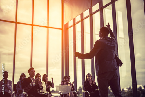 Fotografía Speaker at Business convention Large Group of People Celebrating success and enc