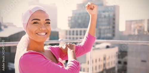 Cuadros en Lienzo Strong woman in city with breast cancer awareness