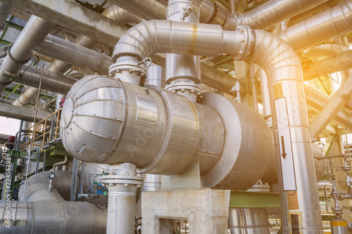 Fotografía Heat exchanger in refinery plant