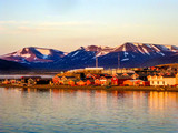 Fototapeta Na drzwi - Midnight sun on the Longyearbyen waterfront in Svalbard in the Norwegian arctic
