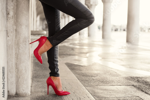 Cuadros en Lienzo Woman with sexy legs standing by the wall