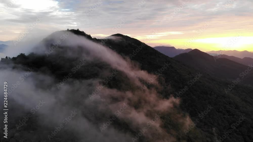 四国カルスト, 天狗高原, 山を這う雲が朝日に照らされる
