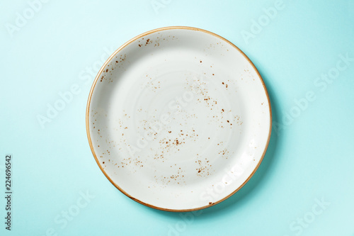 Fotografía White plate on blue background, from above