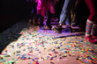Gente bailando sobre una pista llena de confeti