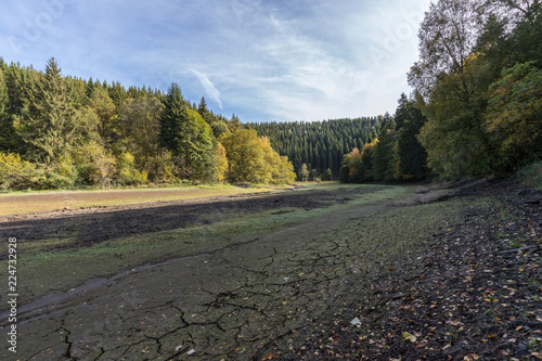 Fotografia Blick auf die leere Perlbachtalsperre in der Eifel bei Monschau