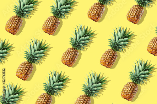 Fotografía Colorful fruit pattern of fresh whole pineapples